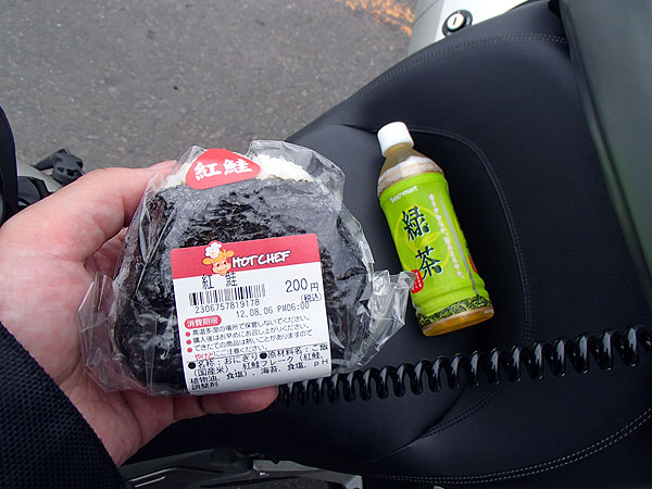 大きな紅鮭のおにぎりと緑茶